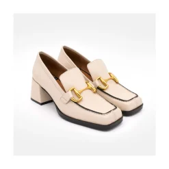 Kiski - Mocasin De Piel Con Tacon Ancho Y Adorno Metalico