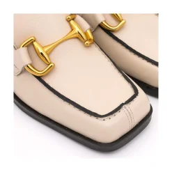 Kiski - Mocasin De Piel Con Tacon Ancho Y Adorno Metalico