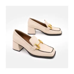 Kiski - Mocasin De Piel Con Tacon Ancho Y Adorno Metalico