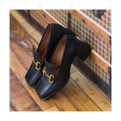 Kiski - Mocasin De Piel Con Tacon Ancho Y Adorno Metalico