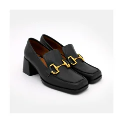 Kiski - Mocasin De Piel Con Tacon Ancho Y Adorno Metalico