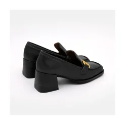Kiski - Mocasin De Piel Con Tacon Ancho Y Adorno Metalico